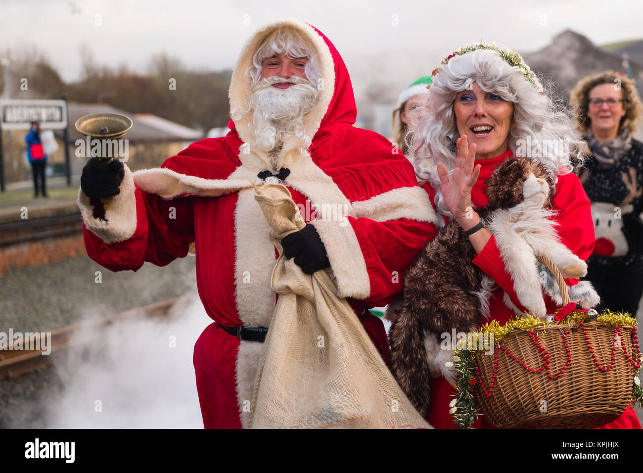 Aberystwyth Wales UK, sabato 16 dicembre 2017 la vale di Rheidol narrow gauge Steam Railway corre il suo sempre popolari Santa offerte dalla loro terminus a Aberystwyth stazione ferroviaria Credito: keith morris/Alamy Live News Foto Stock