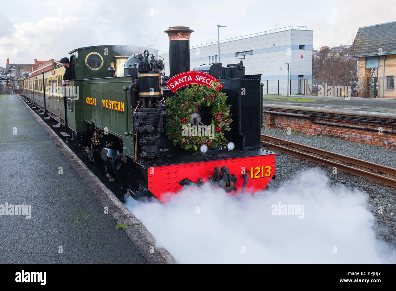 Aberystwyth Wales UK, sabato 16 dicembre 2017 la vale di Rheidol narrow gauge Steam Railway corre il suo sempre popolari Santa offerte dalla loro terminus a Aberystwyth stazione ferroviaria Credito: keith morris/Alamy Live News Foto Stock