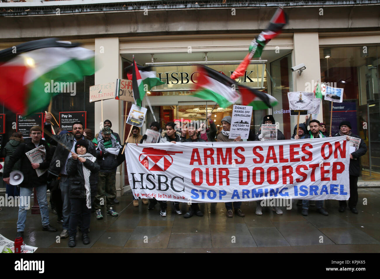 Manchester, Regno Unito. 16 dicembre, 2017. Pro dimostranti palestinesi al di fuori della banca HSBC. I militanti dicono che stanno boicottando la 'Gran Bretagna il legame con l'apartheid Israele e palestinesi supporto autodeterminazione". Il gli attivisti dicono che le banche inglesi come Barclays e HSBC stanno collaborando con il regime di occupazione, finanziamento massicce vendite di armi e il supporto di maggio e Trump's pro-Israele politiche. Manchester, 16 dicembre, 2017 Credit: Barbara Cook/Alamy Live News Foto Stock