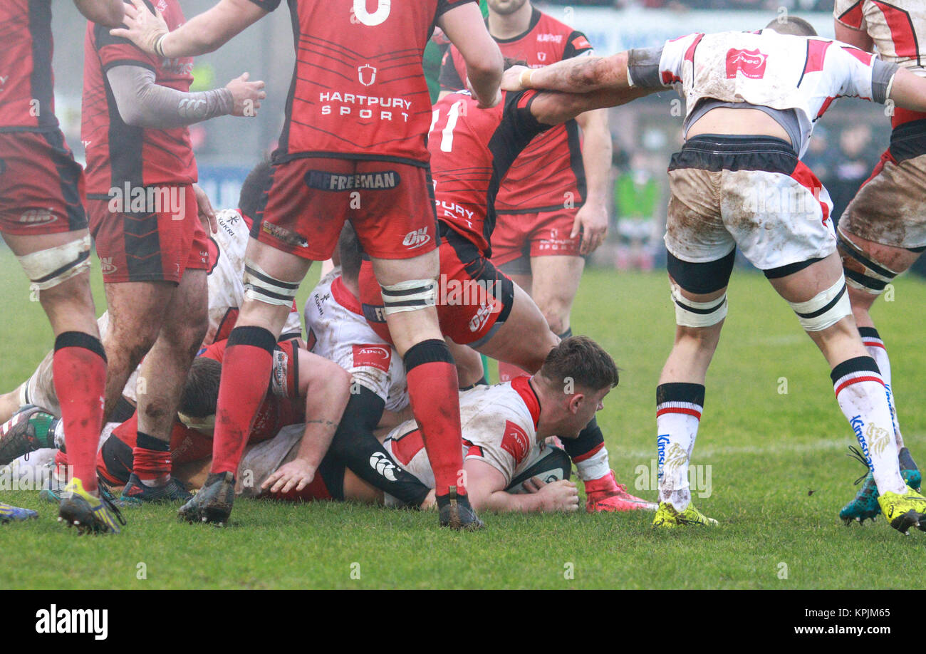 Ballymena, Irlanda del Nord - Sabato 16 dicembre, 2017 - British & Irish Cup - Ulster a v Hartpury RFC quattro tenta da hooker Adam McBurney ha contribuito ad ottenere un 27-19 punto bonus win per Ulster un over Hartpury RFC a Easton Park punteggio finale: Ulster un 27 - Hartpury RFC 19 Photo credit: sarà Graham Credito: Graham servizio/Alamy Live News Foto Stock