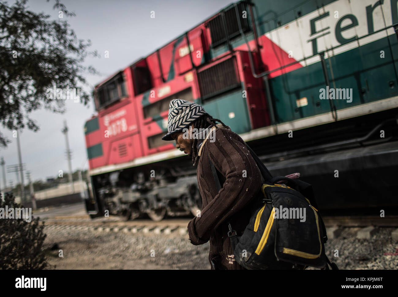 Persone intrappolate tra la migrazione, l indigenza, di emarginazione, di povertà e di droga, trascorrere le loro giornate vivono sul lato delle piste e la Ferromex stazione ferroviaria che utilizzano come un mezzo di trasporto per il viaggio da sud a nord del Messico. arriva al confine a Nogales, in Arizona, Stati Uniti d'America. Il 18 dicembre è la Giornata Internazionale dei Migranti, una data proclamata dall Assemblea Generale delle Nazioni Unite. E questo è il modo in cui gli Stati membri delle Nazioni Unite e le organizzazioni non governative di dedicare la giornata per condividere e diffondere le informazioni sulla situazione dei diritti umani e delle libertà fondamentali dei migranti. Foto Stock