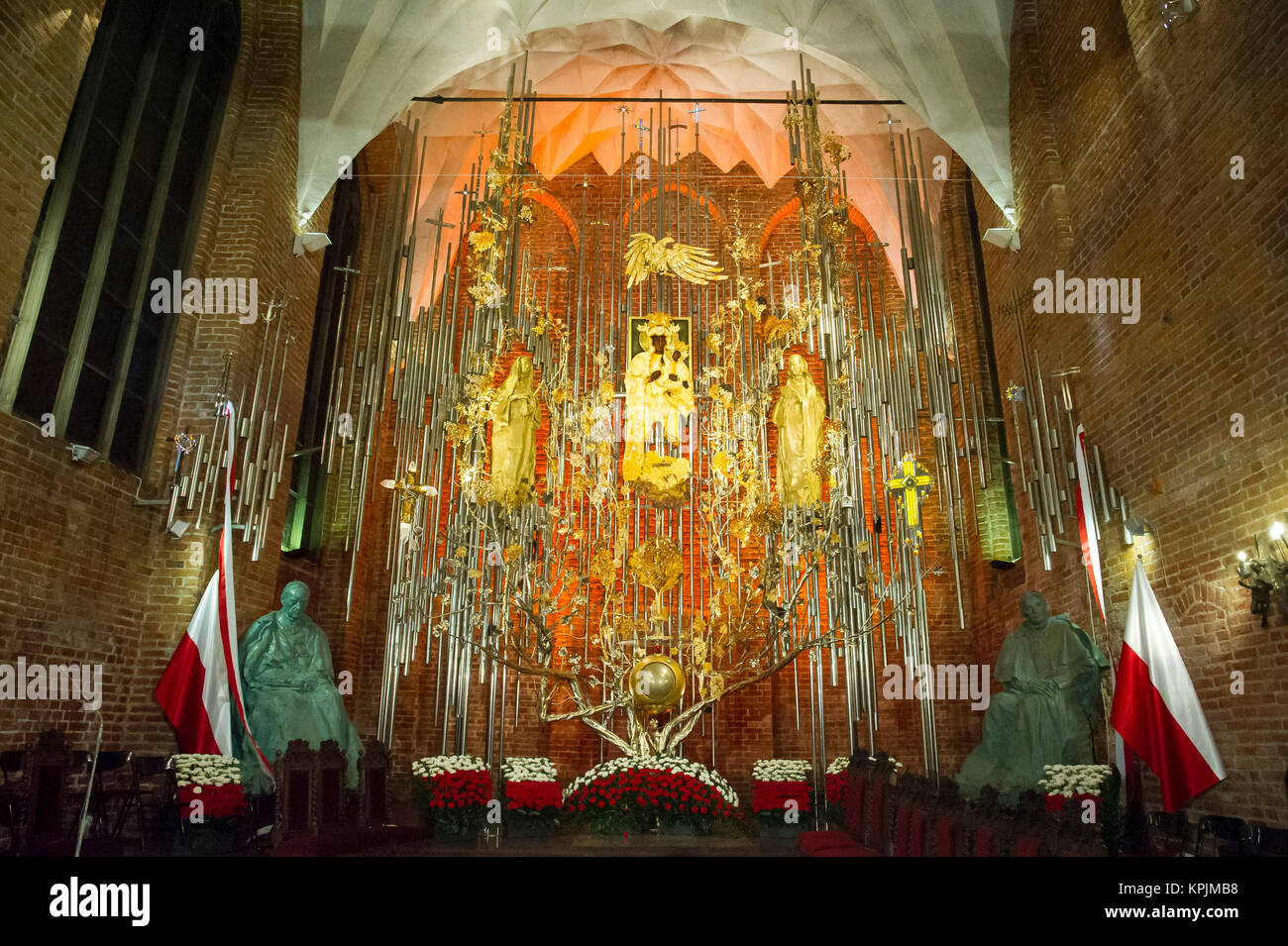 L'Ambra altare in kosciol Sw. Brygidy (St. Brigida la Chiesa) in Gdansk, Polonia, è stato ufficialmente aperto al pubblico oggi il 16 dic. 2017. L altare è la più grande struttura ambra nel mondo. Con 13 m di altezza e 120 m2 di area è molto più grande e tre volte superiore alla più grande struttura color ambra per questo tempo - la famosa Sala Ambra © Wojciech Strozyk / Alamy Live News Foto Stock