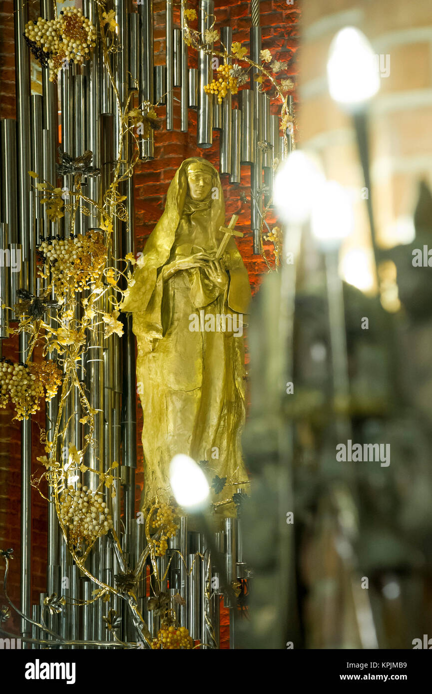 L'Ambra altare in kosciol Sw. Brygidy (St. Brigida la Chiesa) in Gdansk, Polonia, è stato ufficialmente aperto al pubblico oggi il 16 dic. 2017. L altare è la più grande struttura ambra nel mondo. Con 13 m di altezza e 120 m2 di area è molto più grande e tre volte superiore alla più grande struttura color ambra per questo tempo - la famosa Sala Ambra © Wojciech Strozyk / Alamy Live News Foto Stock