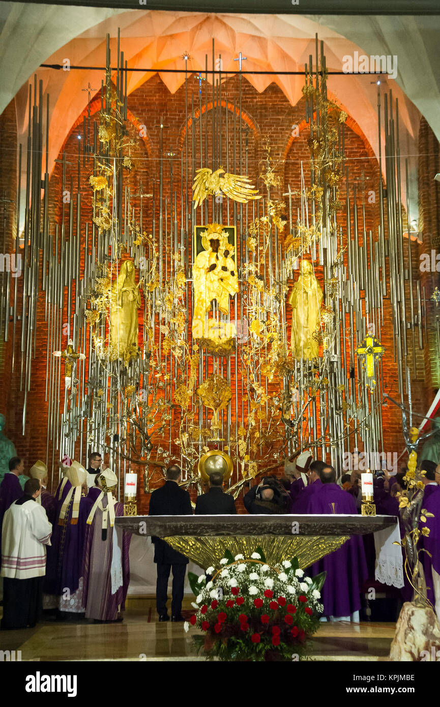 L'Ambra altare in kosciol Sw. Brygidy (St. Brigida la Chiesa) in Gdansk, Polonia, è stato ufficialmente aperto al pubblico oggi il 16 dic. 2017. L altare è la più grande struttura ambra nel mondo. Con 13 m di altezza e 120 m2 di area è molto più grande e tre volte superiore alla più grande struttura color ambra per questo tempo - la famosa Sala Ambra © Wojciech Strozyk / Alamy Live News Foto Stock