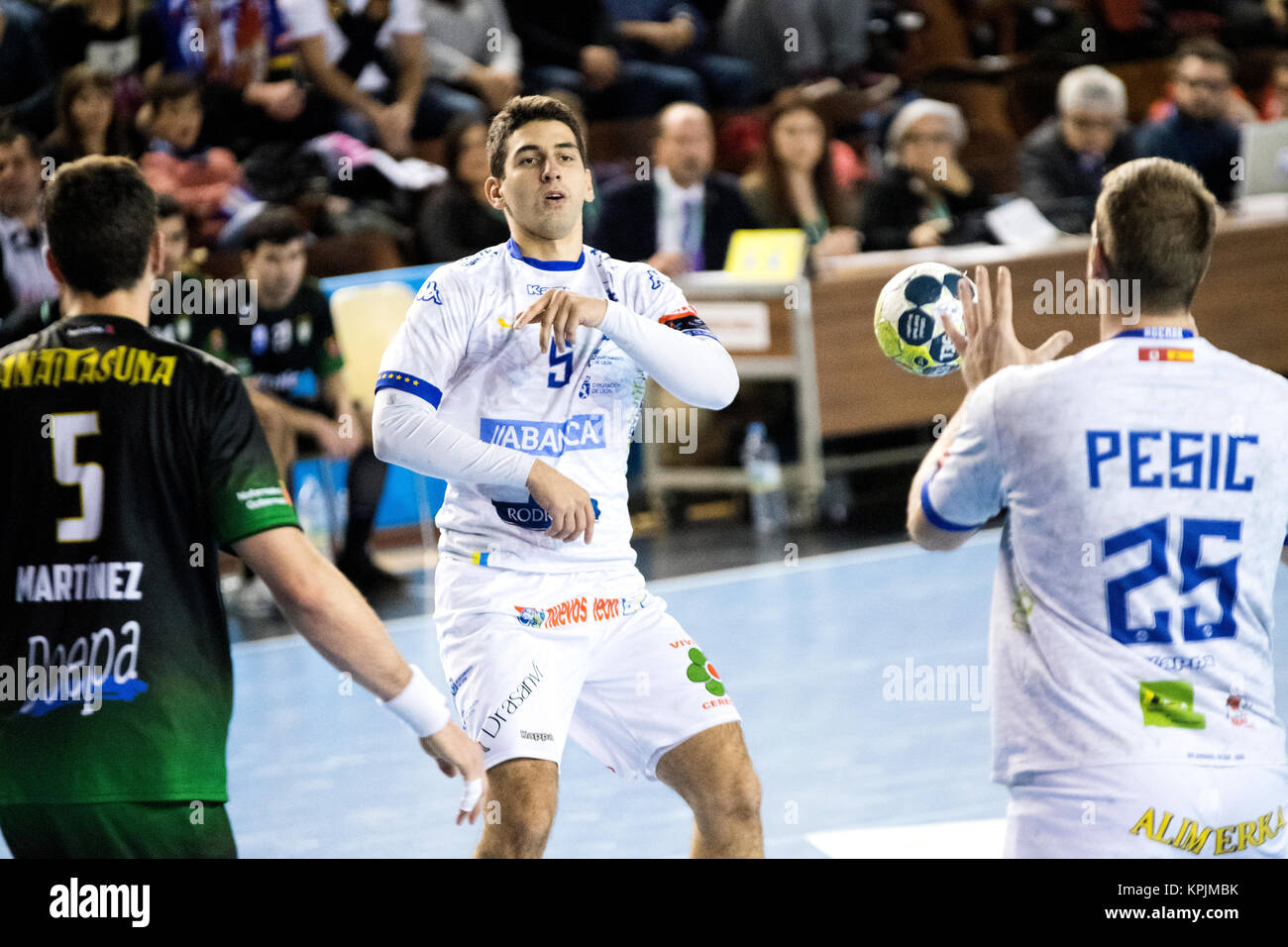 Leon, Spagna. Xvi Dec, 2017. Predrag Vejin (Ademar Leon) passa la palla a Ziva Pesic (Ademar Leon) durante la partita di pallamano di spagnolo 2017/2018 Asobal Cup tra Ademar Leon - Helvetia Anaitasuna al centro sportivo sul dicembre 16, 2017 in Leon, Spagna. Credito: David Gato/Alamy Live News Foto Stock