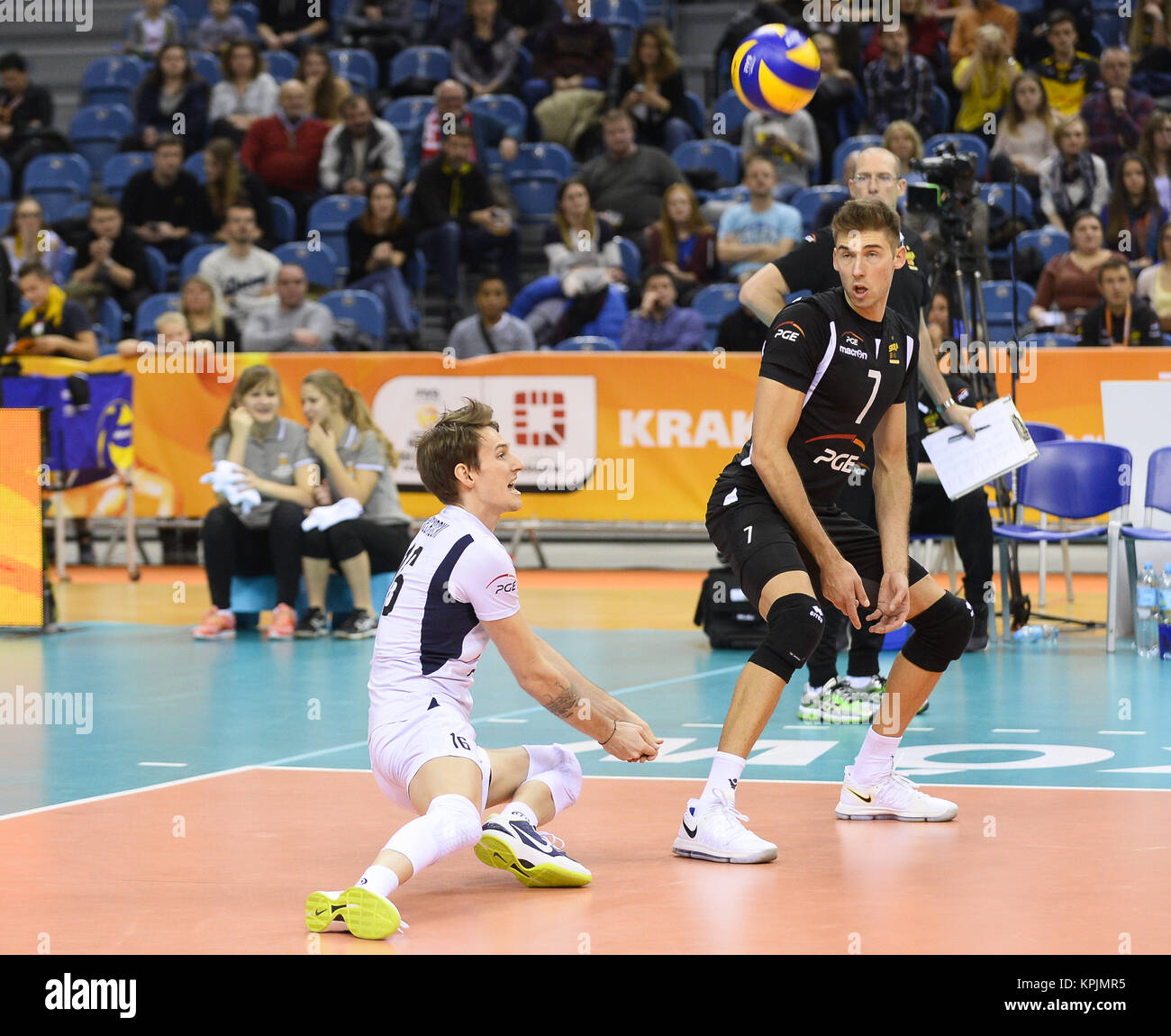 Cracovia, Malopolska, Polonia. Xvi Dec, 2017. Kacper Piechocki (16) di SKRA Belchatow durante il match di lubrificazione tra Civitanova e SKRA Belchatow durante le semi finali di pallavolo maschile di Club World Championship 2017 Tauron in Arena. Credito: Omar Marques/SOPA/ZUMA filo/Alamy Live News Foto Stock