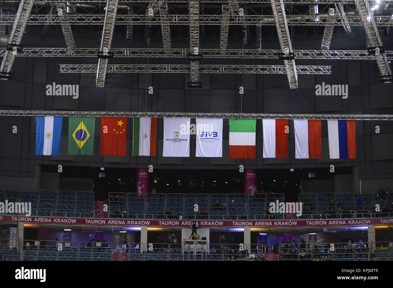 Cracovia, Malopolska, Polonia. Xvi Dec, 2017. Le bandiere dei paesi di pallavolo maschile di Club World Championship 2017 sono visto durante le semi finali di pallavolo maschile di Club World Championship 2017 Tauron in Arena. Credito: Omar Marques/SOPA/ZUMA filo/Alamy Live News Foto Stock
