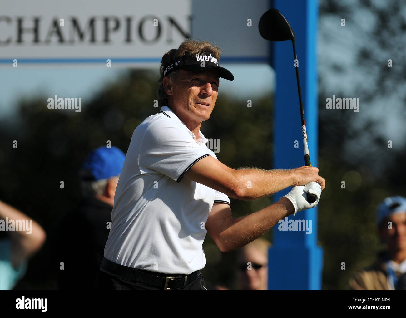 Orlando, Stati Uniti. Xvi Dec, 2017. Jack Bernhard Langer tees off sul primo foro durante il primo round del 2017 PNC padre figlio sfida torneo di golf sul dicembre 16, 2017 al Ritz Carlton Golf Club a Orlando in Florida. Credito: Paul Hennessy/Alamy Live News Foto Stock