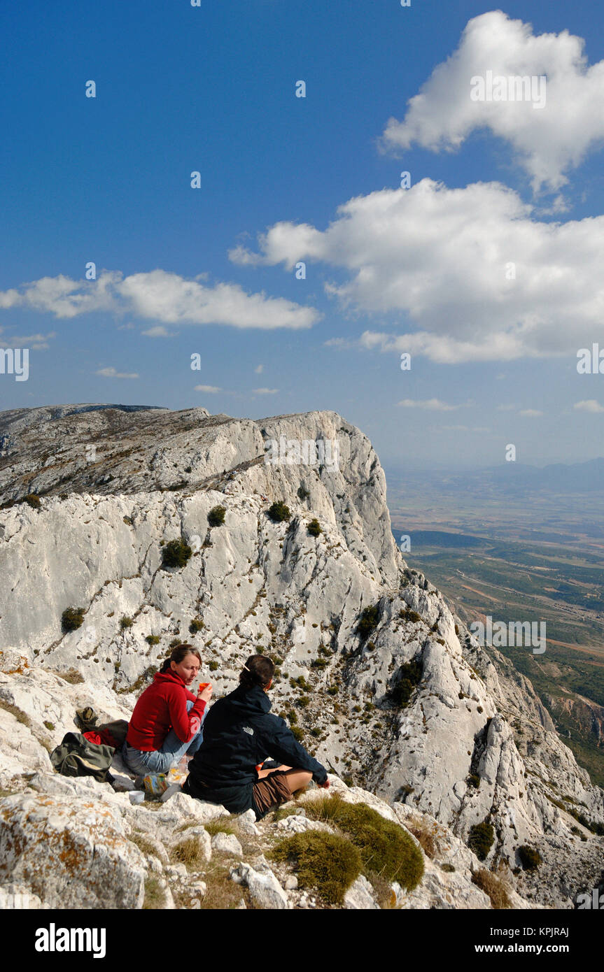 Due ragazze, escursionisti o deambulatori godendo della vista sulla sommità del Mont Sainte-Victoire picchi di Aix-en-Provence Provence Francia Foto Stock