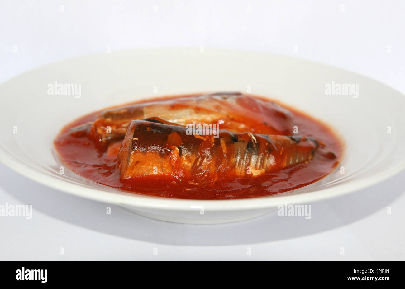 Glenrych le sarde in salsa di pomodoro nel recipiente/piastra, Sud Africa. Foto Stock