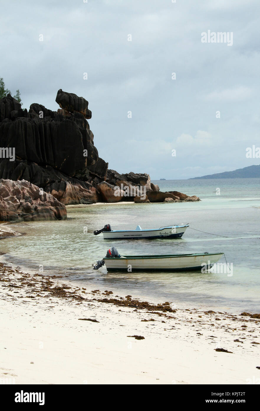 Barche di pescatori sulla costa di Isola Curieuse, Seychelles. Foto Stock