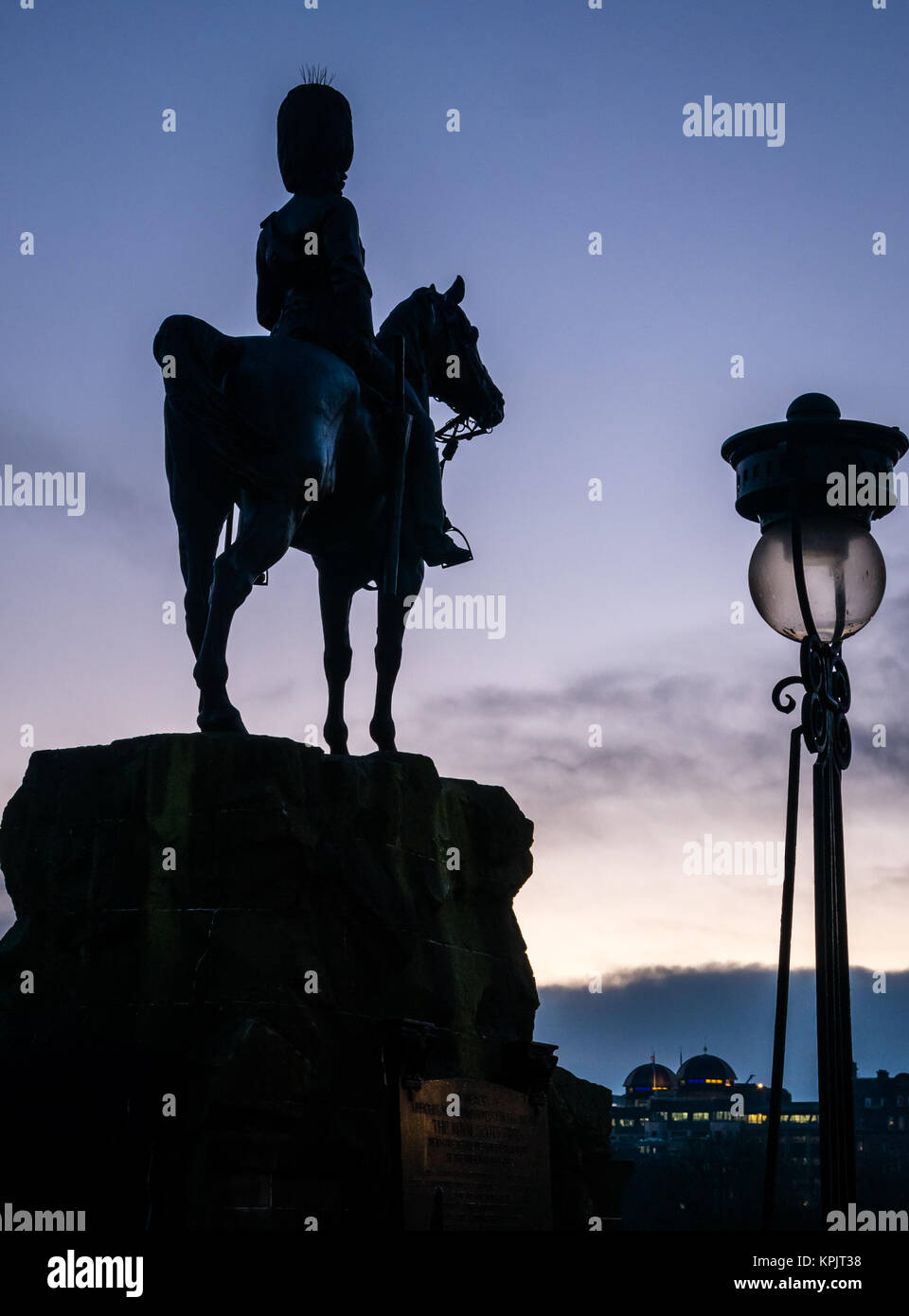 Silhouette Royal Scots Grays monumento soldato del cavallo da William Birnie Rhind, Edinburgh Castle Rock, Princes Street, Edimburgo, Scozia, Regno Unito Foto Stock