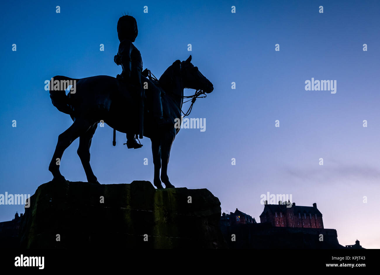 Silhouette Royal Scots Grays monumento soldato del cavallo da William Birnie Rhind, Castello di Edimburgo e Princes Street, Edimburgo, Scozia, Regno Unito al crepuscolo Foto Stock