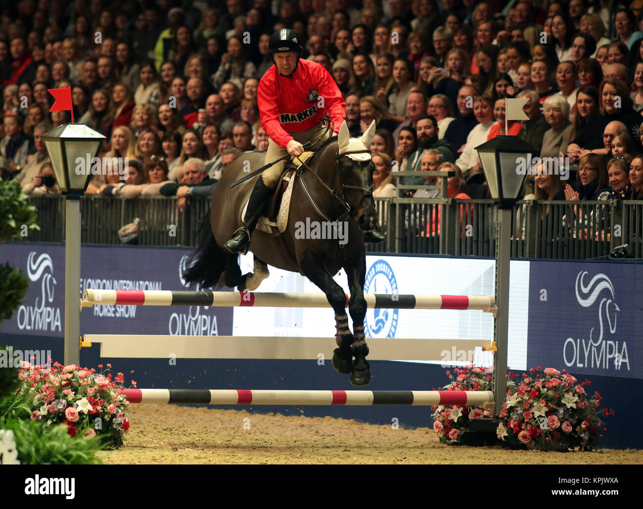 Charlie Swan compete nel Markel Champions Challenge in aiuto dei feriti Fantini Fundduring giorno quattro del London International Horse Show a Olympia di Londra. Stampa foto di associazione. Picture Data: venerdì 15 dicembre, 2017. Vedere PA storia Olympia equestre. Foto di credito dovrebbe leggere: Steve Parsons/PA FILO Foto Stock