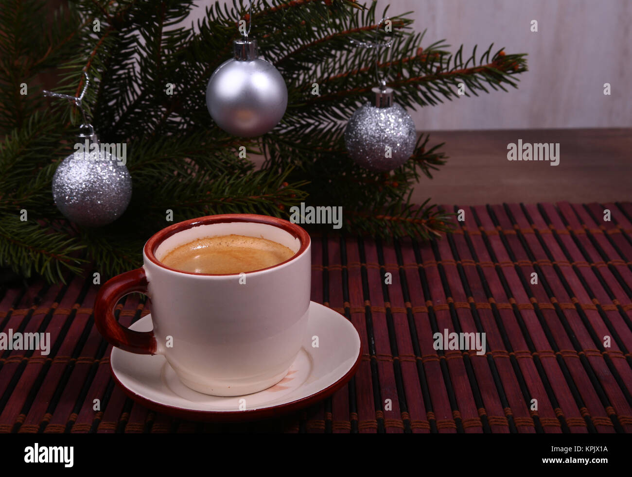Buona mattina o hanno un bel giorno Merry Christmas .tazza di caffè con  biscotti e fresco di abete o ramo di pino Foto stock - Alamy