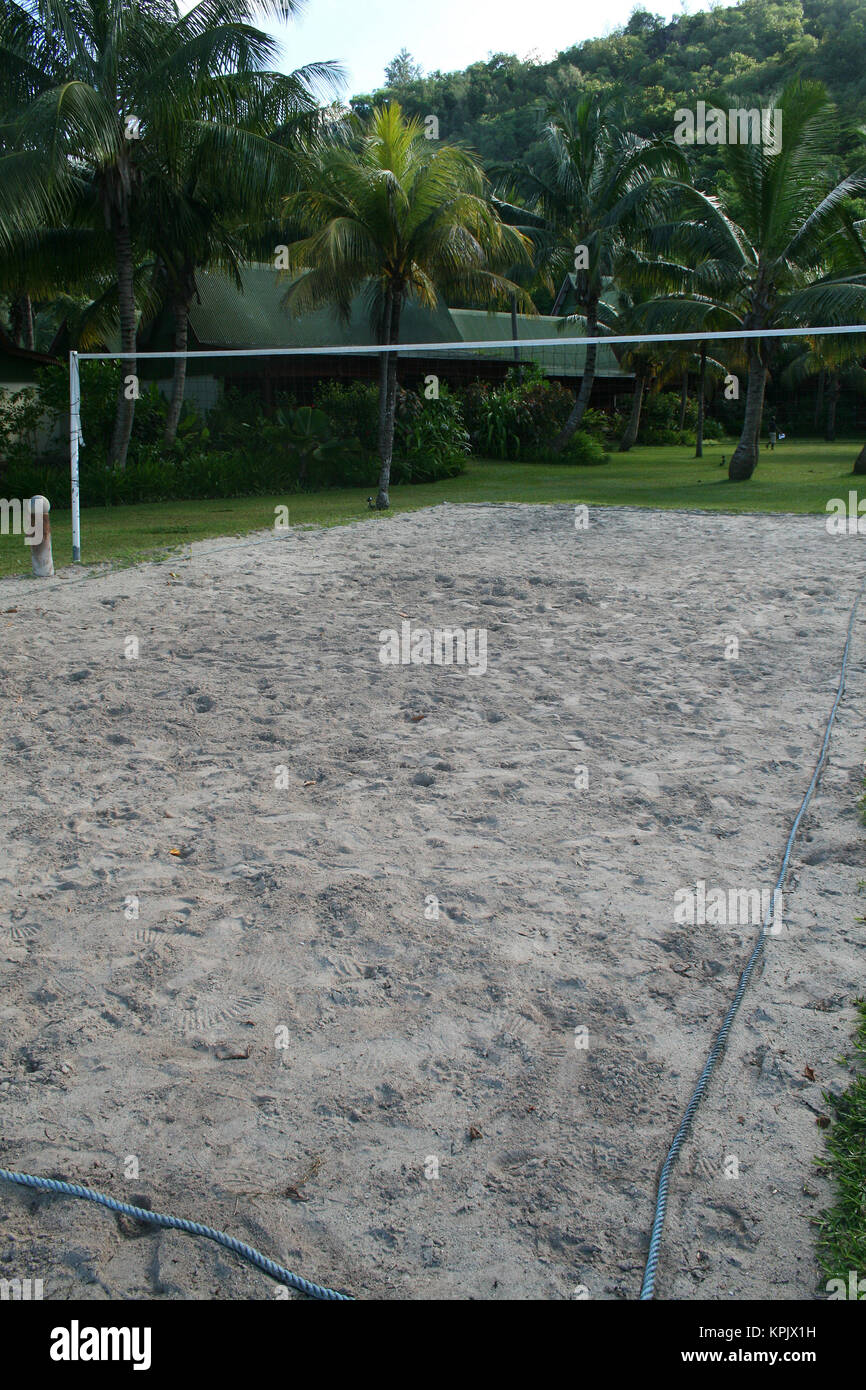 Campo da pallavolo di sabbia lungo il Paradise Sun Hotel prato vicino alla spiaggia, l'Isola di Praslin, Seychelles. Foto Stock