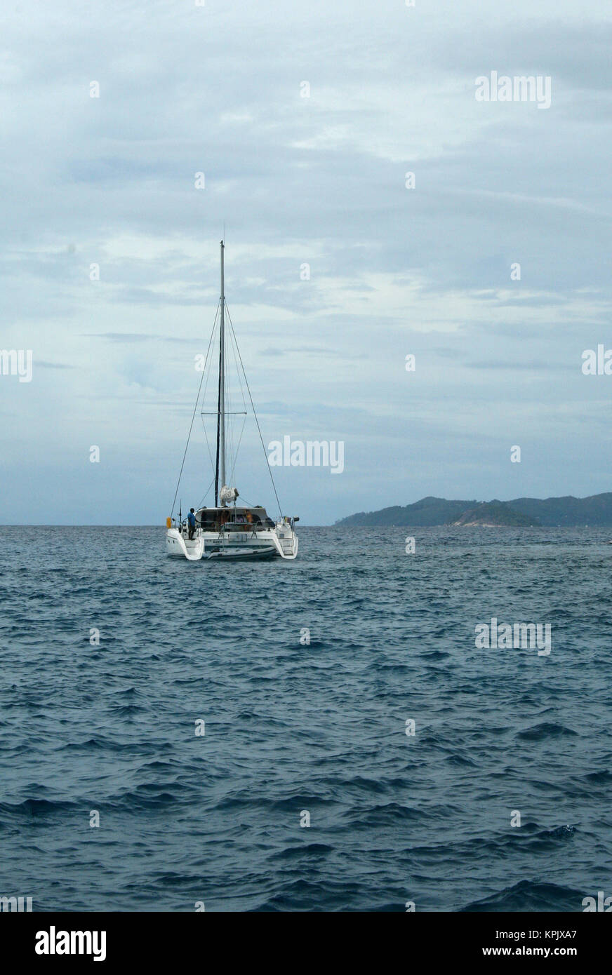 Barca in mare al largo della costa della isola Felicite, Seychelles. Foto Stock