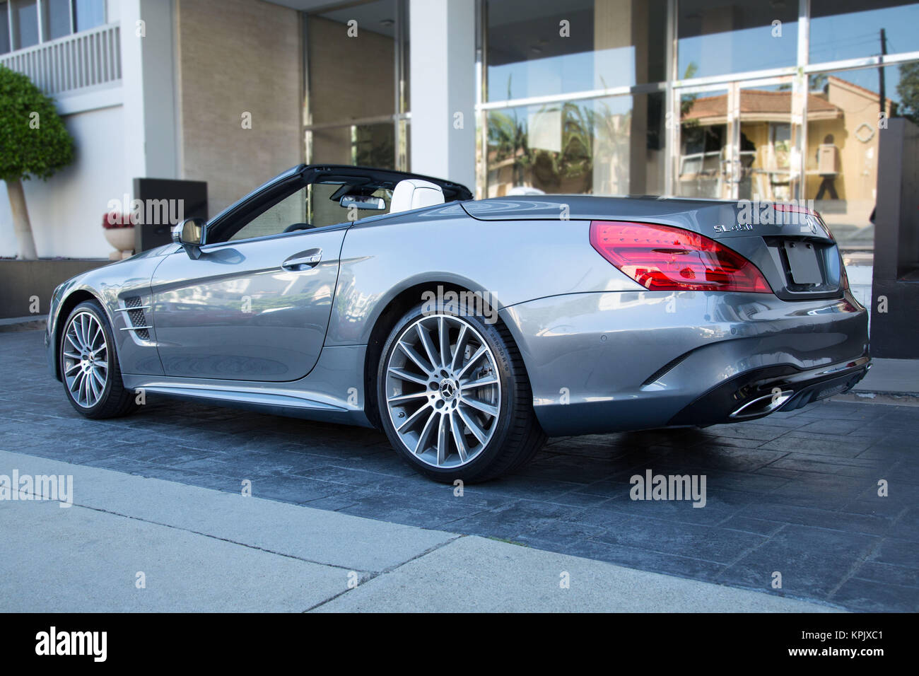 Mercedes SL 450 Cabrio - Grigio esterno posteriore/laterale ad angolo Foto Stock