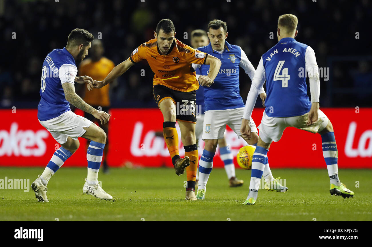 Wolverhampton Wanderers' Leo Bonatini ottiene s shot via durante il cielo di scommessa match del campionato a Hillsborough, Sheffield. Foto Stock