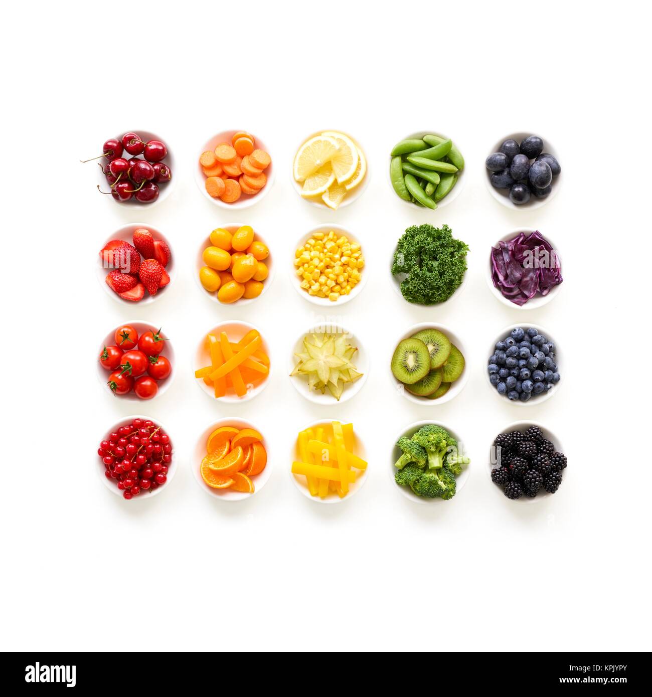 Fresh coloratissimi banchi di frutta e verdura in piatti, studio shot. Foto Stock
