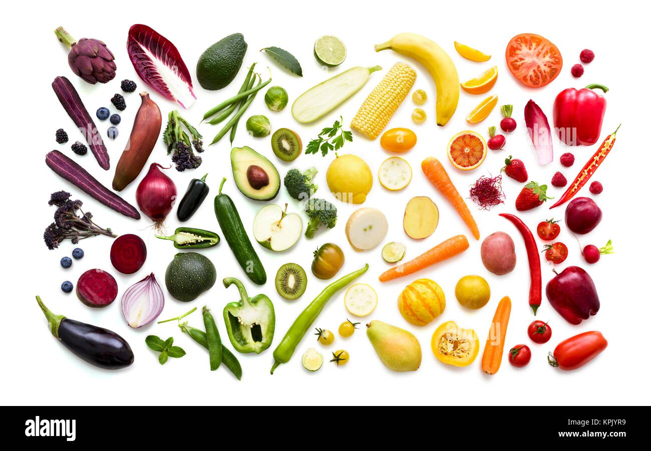 Frutta e verdura fresca con polvere multicolore contro uno sfondo bianco. Foto Stock