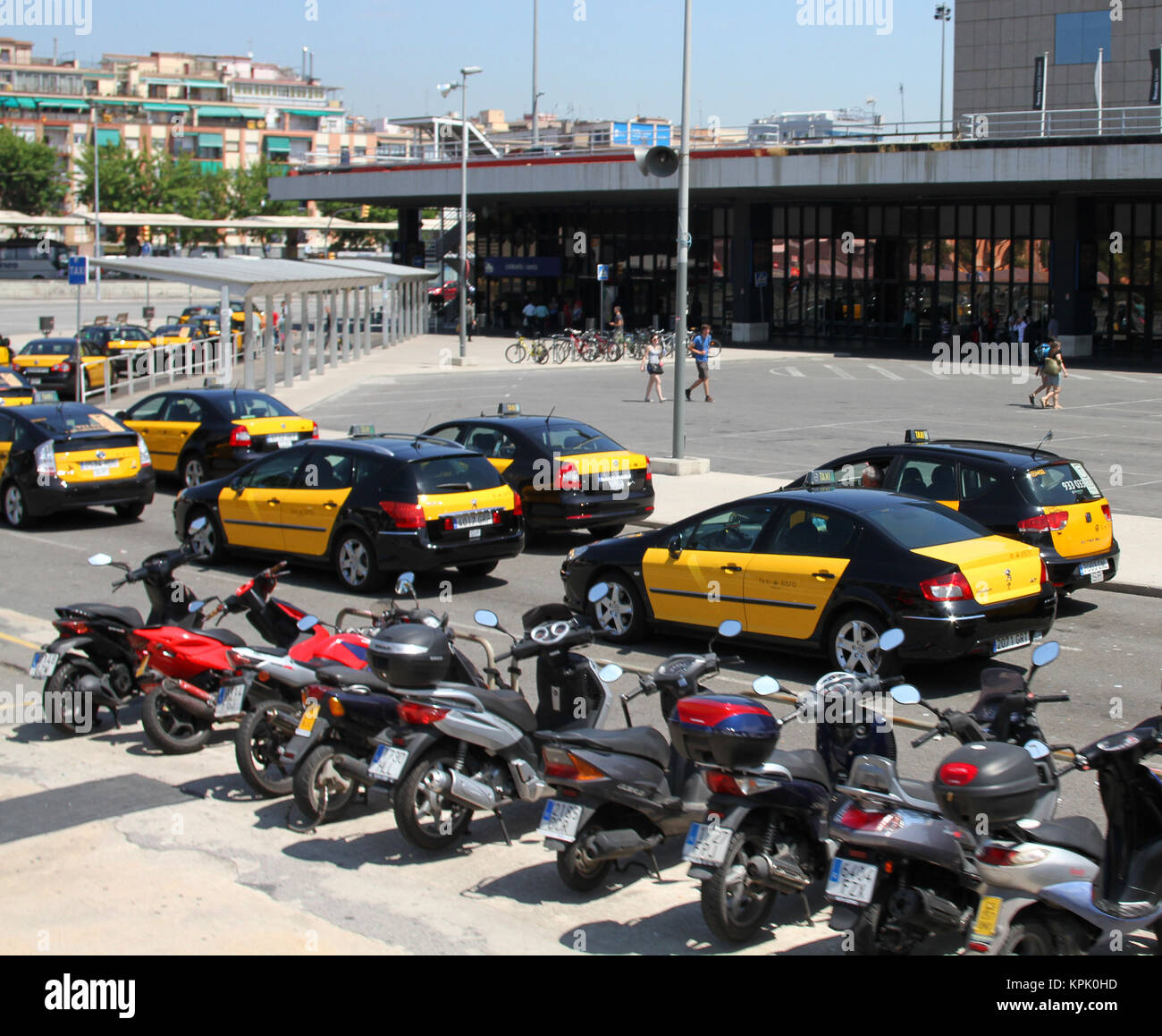 Skoda auto taxi nel parcheggio della stazione ferroviaria di Sants con scooter, Barcelona, Spagna. Foto Stock