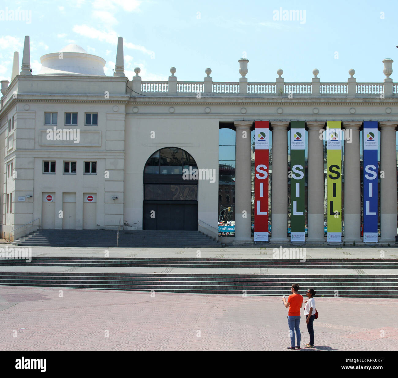 Lato destro della Università colonne fiancheggiano thew Torri Veneziane in Placa Espanya Square, Catalonia, Barcelona, Spagna. Foto Stock