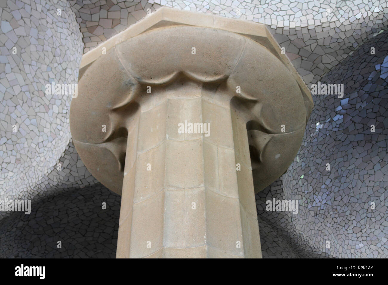 Parte superiore della colonna montante / nel soffitto, Hypostyle Hall, Parco Guell, Barcelona, Spagna. Foto Stock