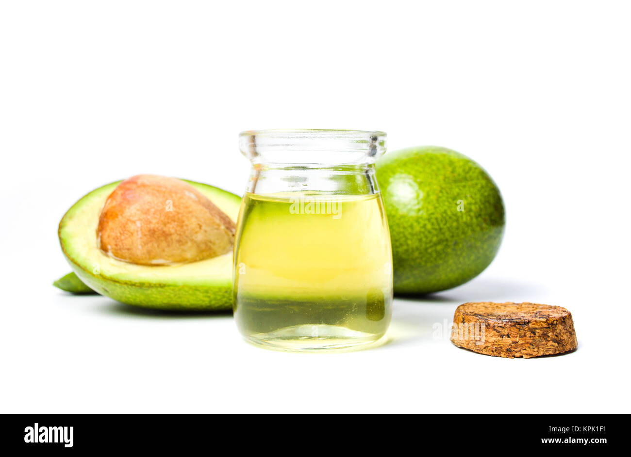Frutto di avocado e olio isolati su sfondo bianco Foto Stock