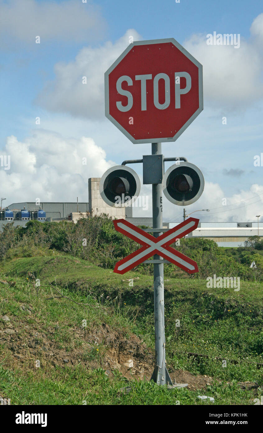 Incrocio ferroviario stop con semaforo, East London, Capo orientale, Sud Africa. Foto Stock