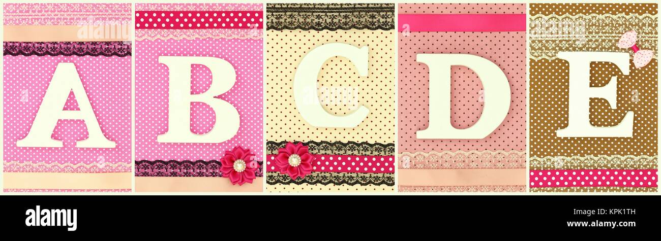 Lettere di legno A B C D E sul Polka Dots background Foto Stock