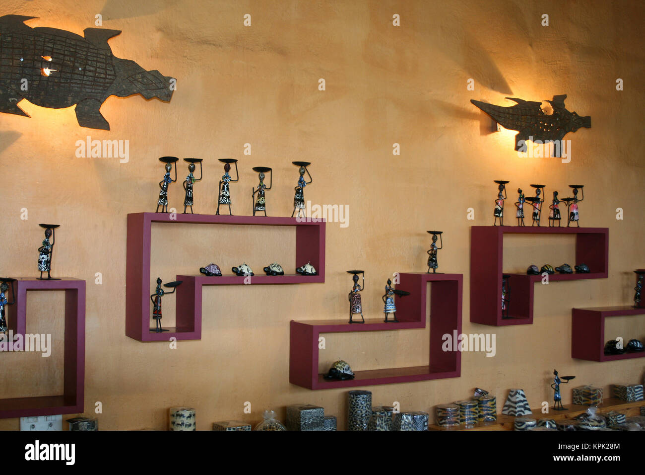 Tradizionale Swazi donne portacandele sul ripiano contro la parete decorata, Regno dello Swaziland. Foto Stock