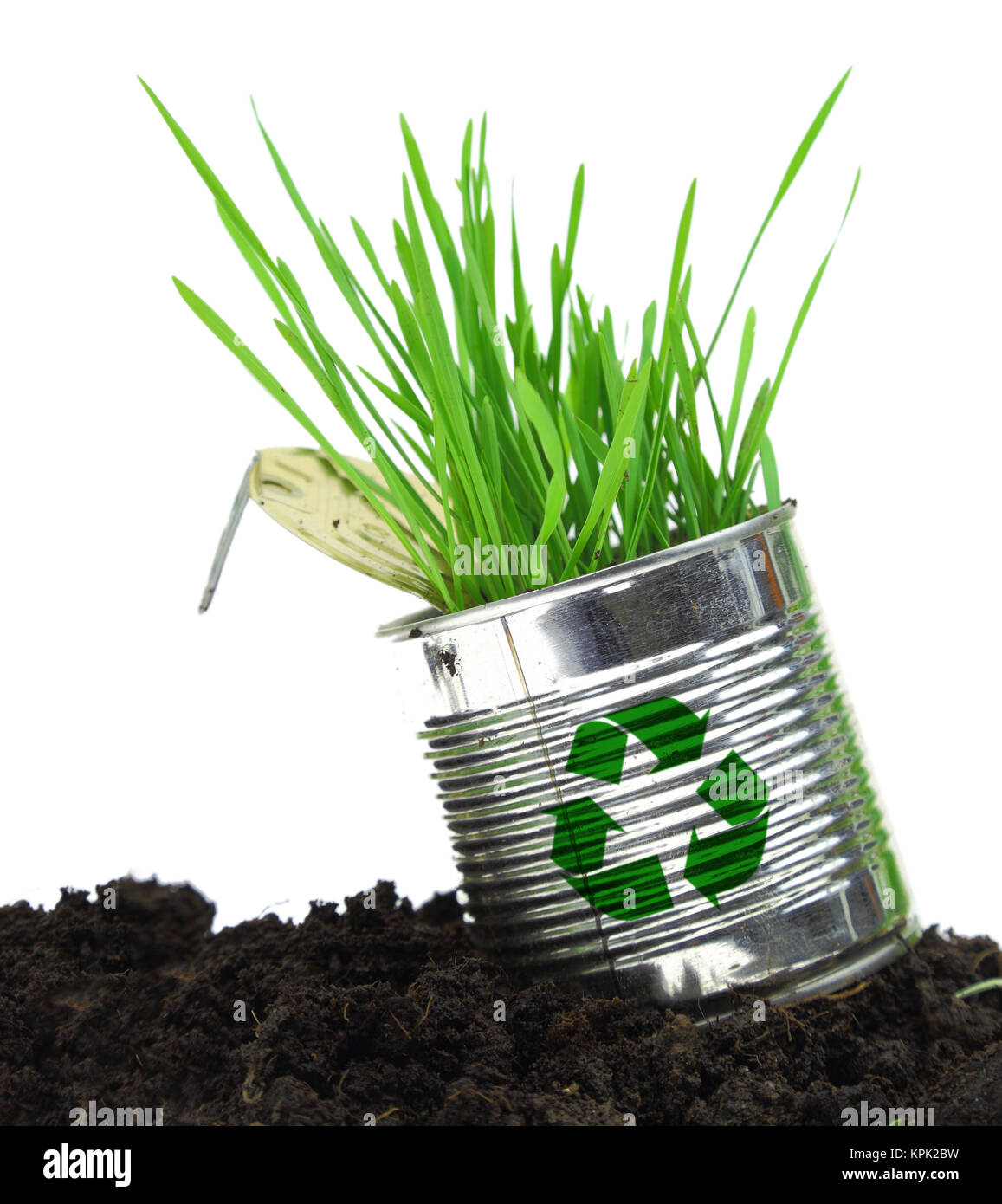 Può con segno di riciclo e di crescente erba sul terreno Foto Stock