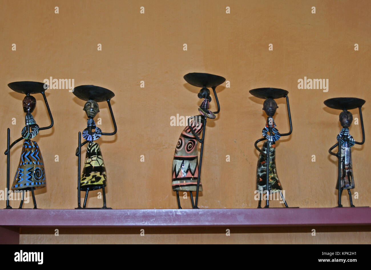 Tradizionale Swazi donne portacandele sul ripiano contro la parete decorata, Regno dello Swaziland. Foto Stock