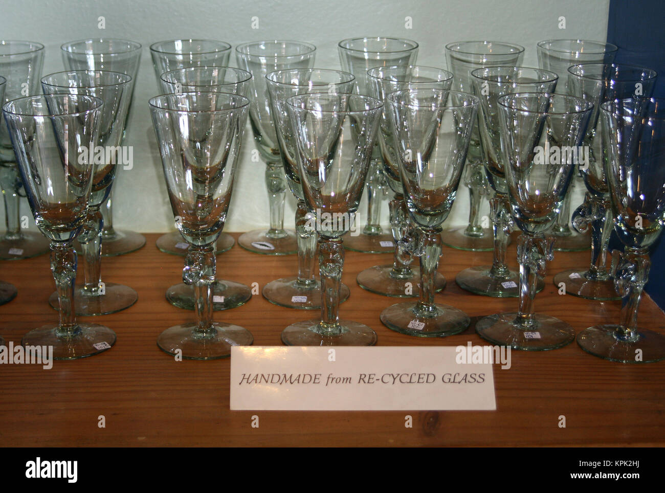 Display stand di bicchieri di vino fatti a mano da vetro riciclato per la vendita, Regno dello Swaziland. Foto Stock