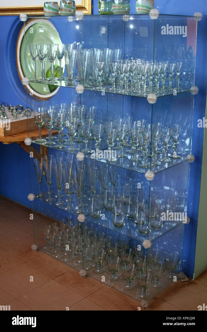 Display stand di bicchierini di liquore fatti a mano da vetro riciclato per la vendita, Regno dello Swaziland. Foto Stock