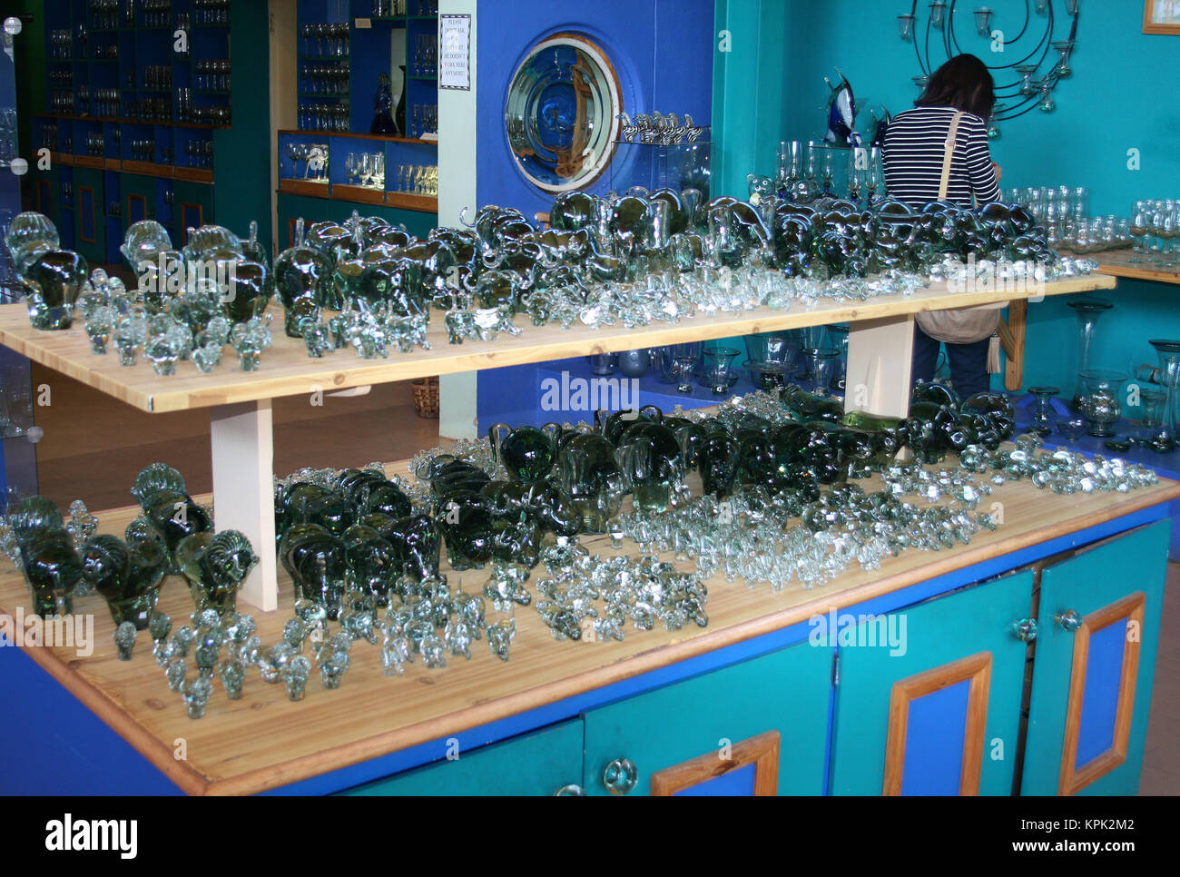 Il supporto del monitor di tutti i tipi di manufatti in figure da vetro riciclato per la vendita, Regno dello Swaziland. Foto Stock