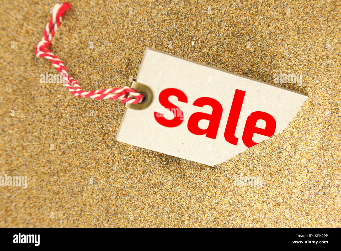 Grande vendita tag sulla sabbia closeup Foto Stock