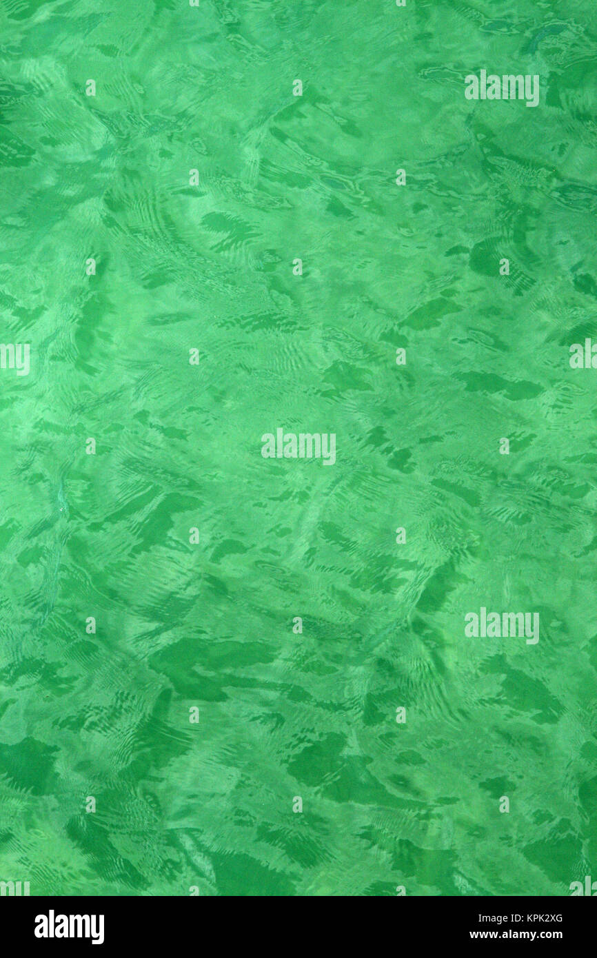 Acqua di mare verde al Hotel Sea Cliff, Zanzibar, Tanzania. Foto Stock