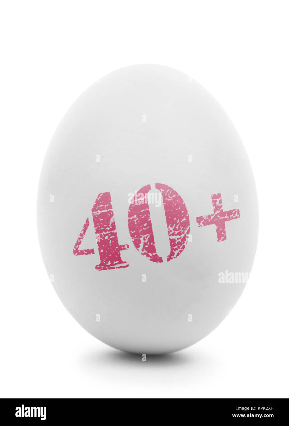 Uovo bianco con timbro rosa 40+ isolato su bianco Foto Stock