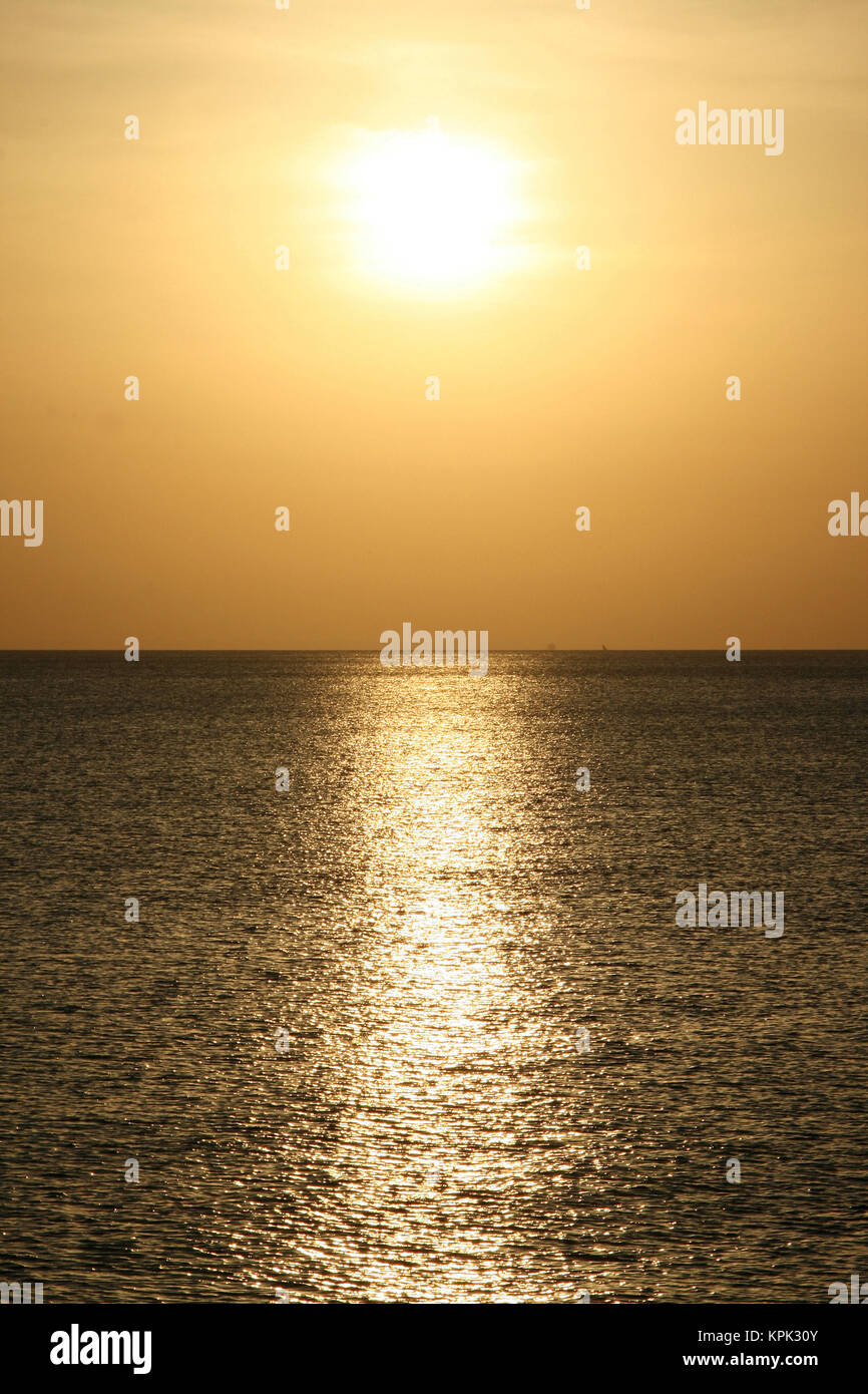 Tramonto al mare, Hotel Sea Cliff, Zanzibar, Tanzania. Foto Stock