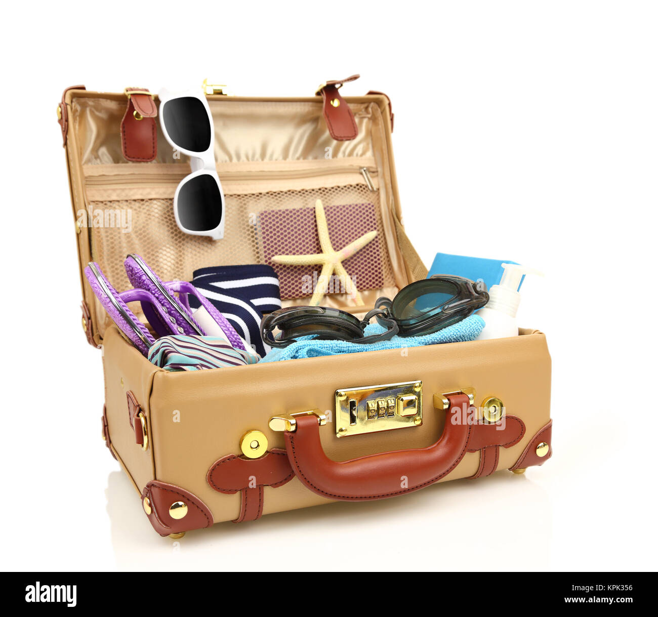 Pronto a viaggiare aprire la valigia con attrezzature estive isolato Foto Stock