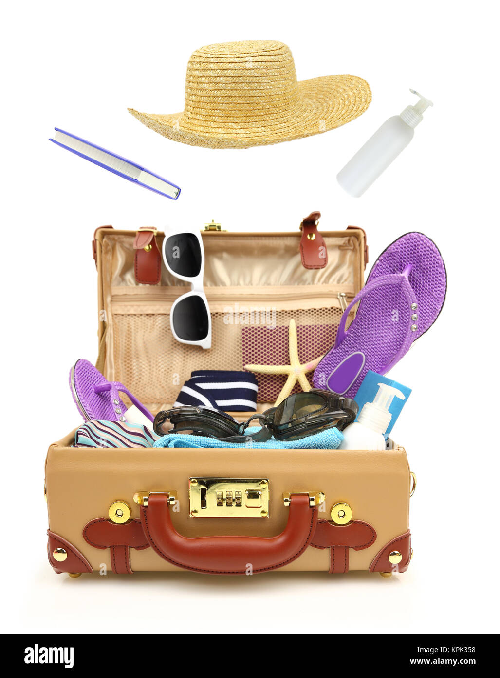 Pronto a viaggiare aprire la valigia con attrezzature estive isolato Foto Stock