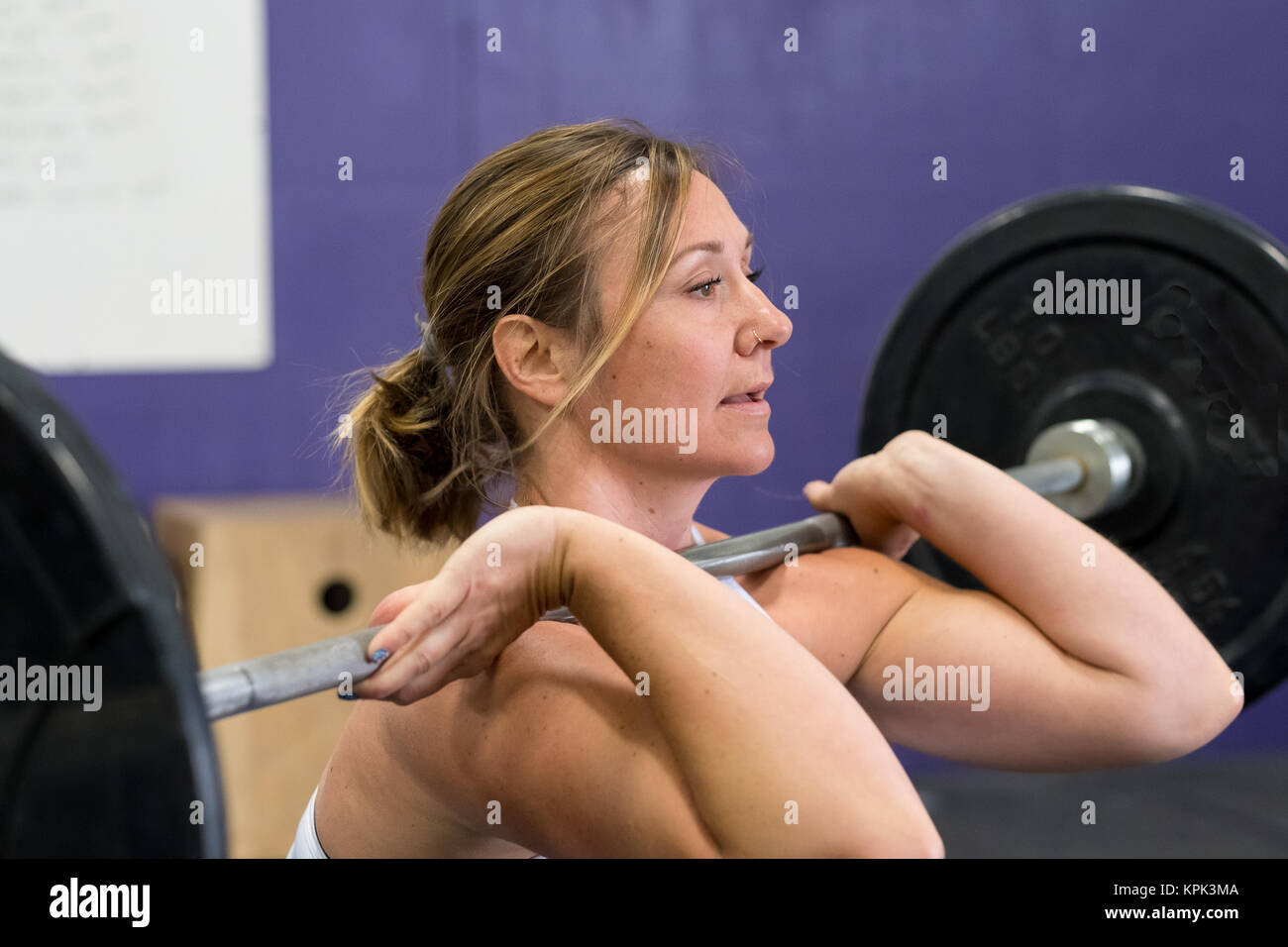 Femmina alla formazione incrociata Palestra Fitness Foto Stock