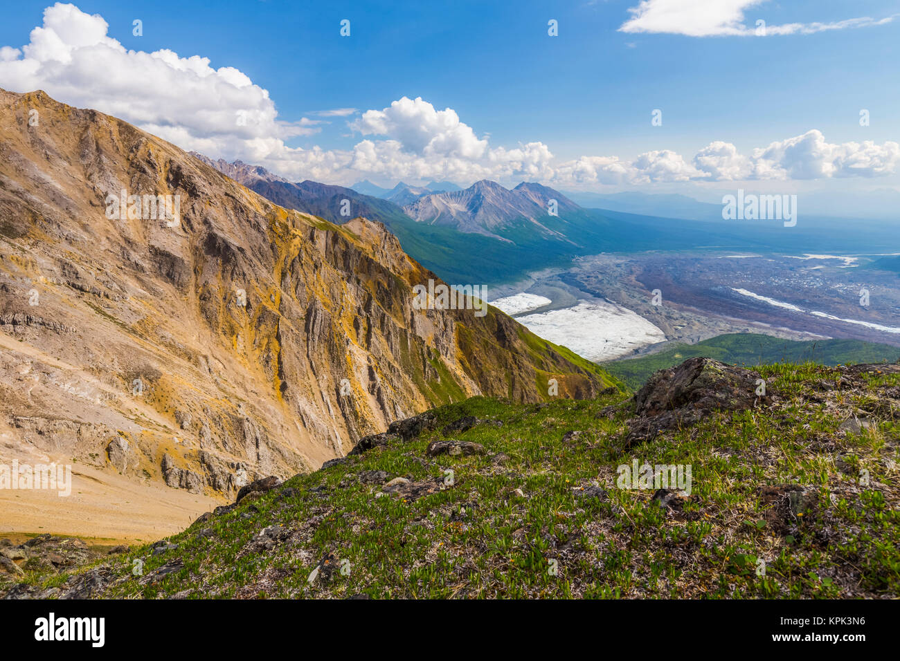 Vista dell'intersezione di Root Glacier (a sinistra) e Kennicott Glacier (a destra) dall'alto sul Donoho Peak nel backcountry di Wrangell-St Elias Nat... Foto Stock