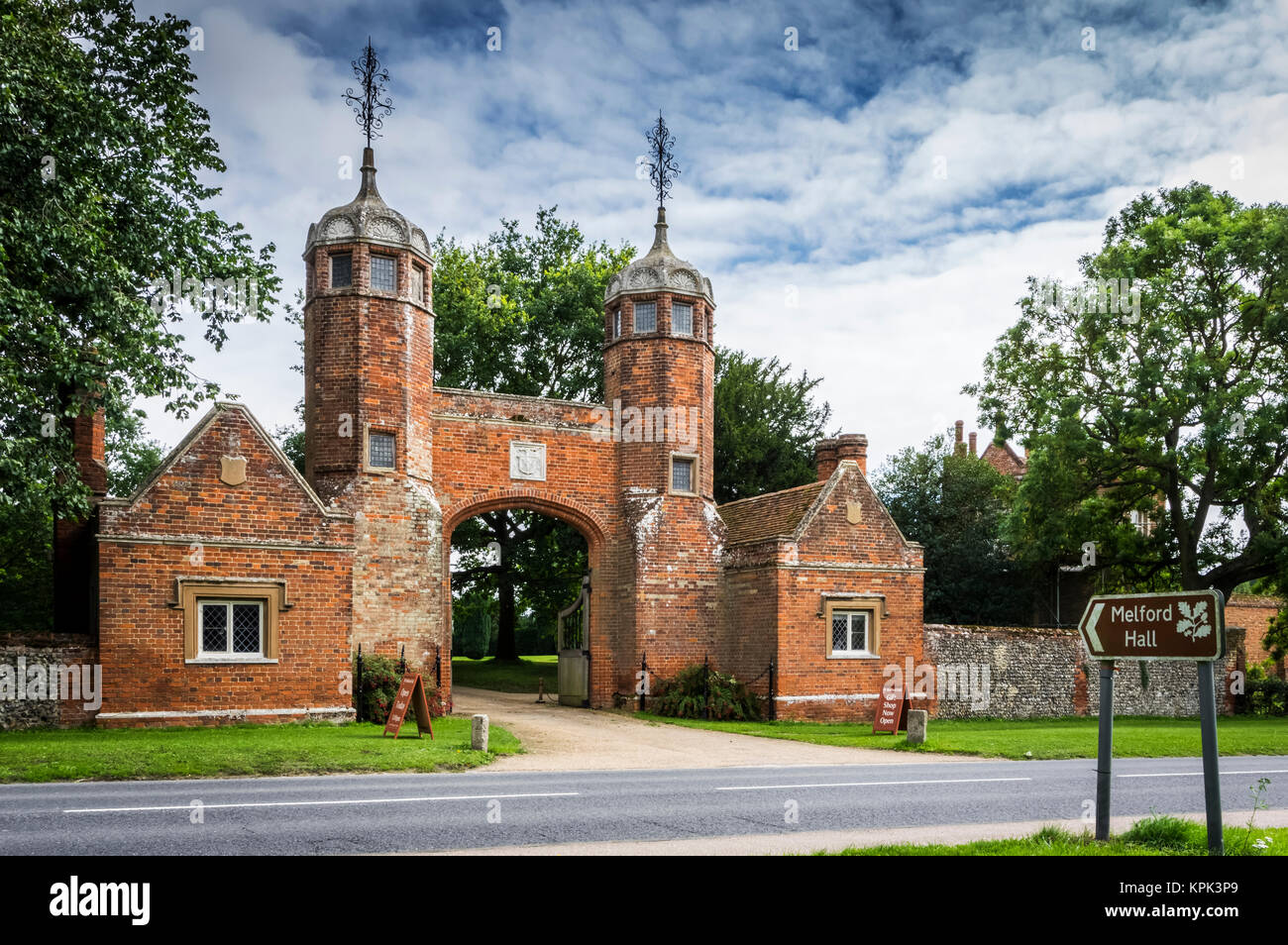 The Gatehouse a Melford Hall, costruito circa 1559; Long Melford, Suffolk, Inghilterra Foto Stock