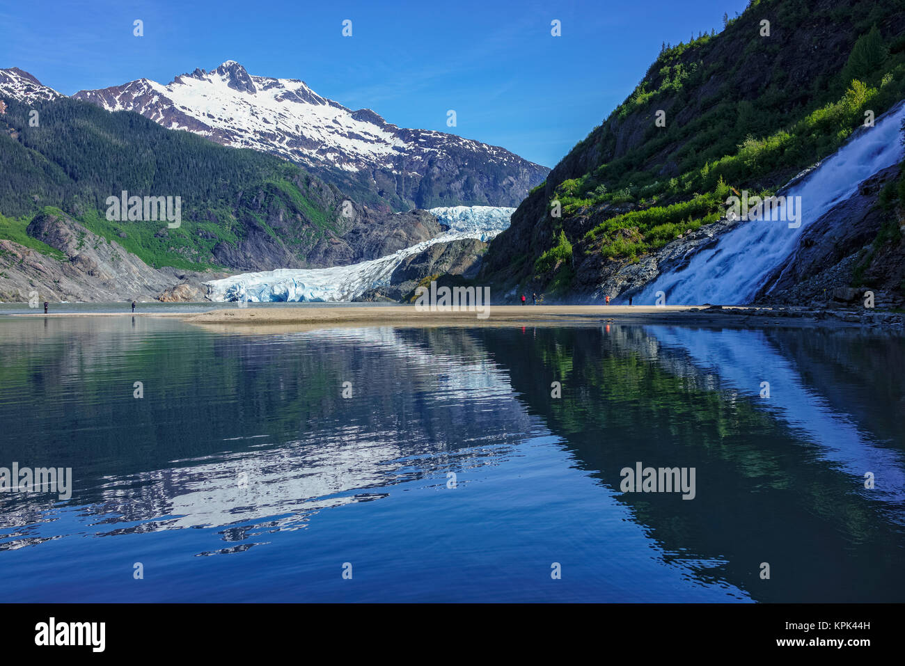 I turisti la visualizzazione di Mendenhall Glacier e Nugget cade in Mendenhall Park Recreation Area, vicino a Juneau; Alaska, Stati Uniti d'America Foto Stock