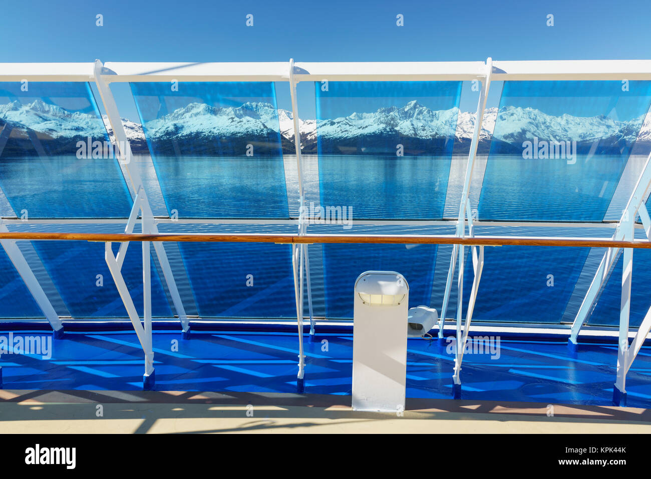 Il vento si rompe su una nave da crociera di entrare College Fjord nel Parco Nazionale e Riserva di Glacier Bay; Alaska, Stati Uniti d'America Foto Stock