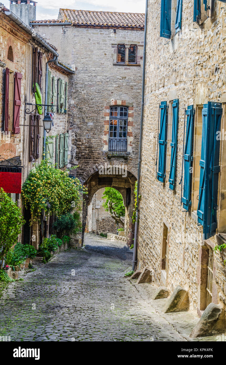 Una delle strade medievali del villaggio di Cordes sur Ciel situato in Francia nella regione dei Midi Pyrenees Foto Stock