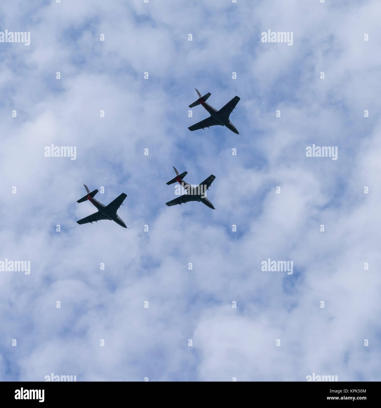 Tre piani volare in formazione in un cielo blu con nuvole sulla Fortezza di Belgrado; Belgrado e Vojvodina, Serbia Foto Stock